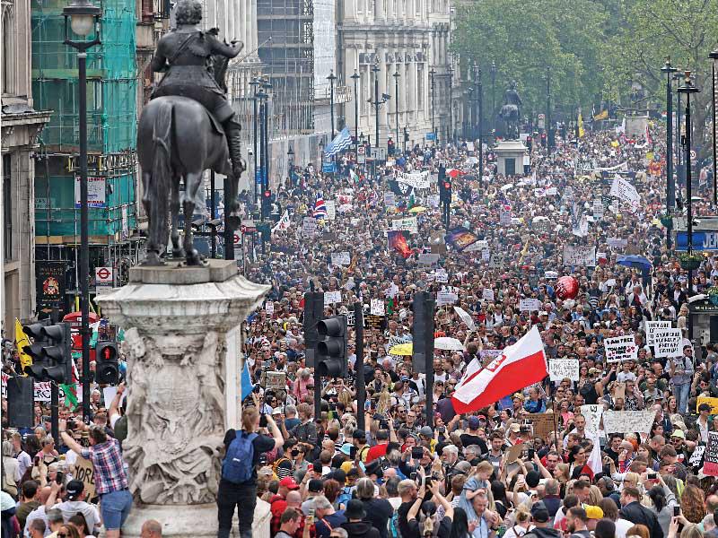 متظاهرون ينظّمون احتجاجاً ضد الإقفال والتطعيم في لندن أمسt(رويترز)