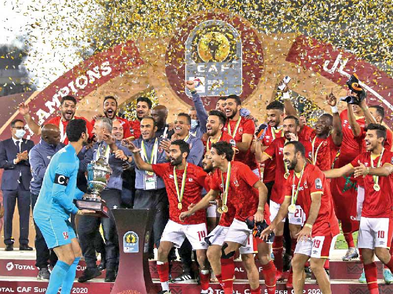 لاعبو الأهلي المصري يحتفلون بالتتويج (ا ف ب)