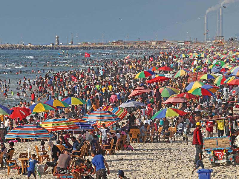 فلسطينيون على بحر غزة أمس الأول              (أ ف ب)