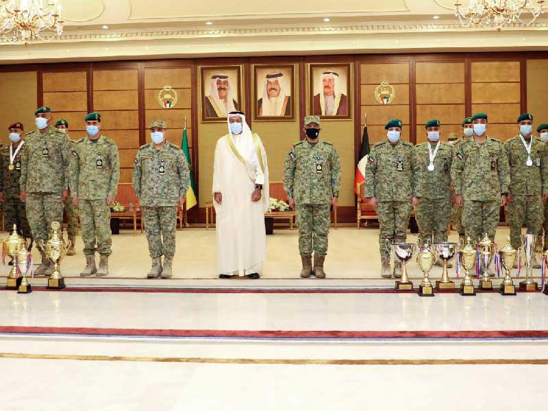  نائب رئيس الحرس الوطني الفريق أول متقاعد الشيخ أحمد النواف يتوسط المكرمين