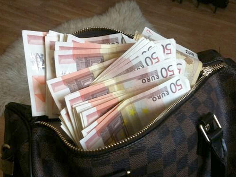 حقيبة مليئة بالمال