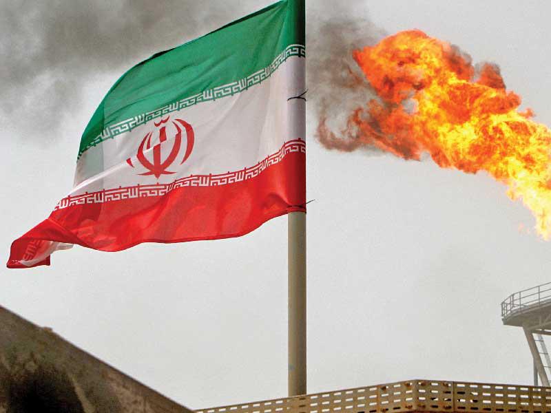 النيران تخرج من بئر نفطية إيرانية على الخليج   (رويترز)