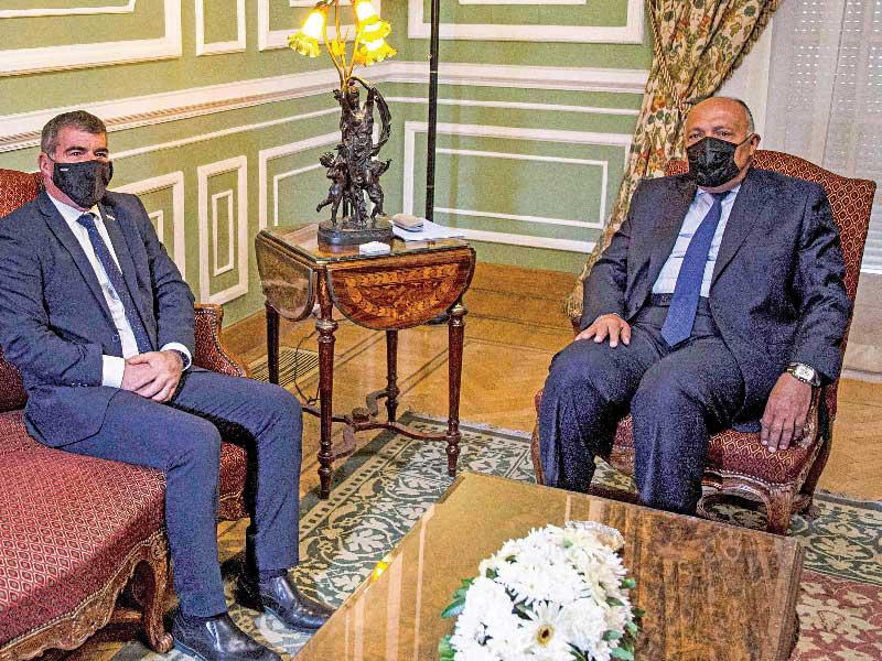 وزير الخارجيه المصري سامح شكري مستقبلاً وزير الخارجيه الإسرائيلي غابي أشكينازي في القاهرة أمس (أ ف ب)