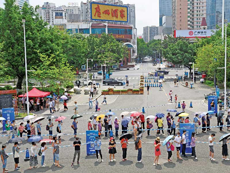 صينيون ينتظرون للحصول على التطعيم في مدينة غوانغزو (رويترز)