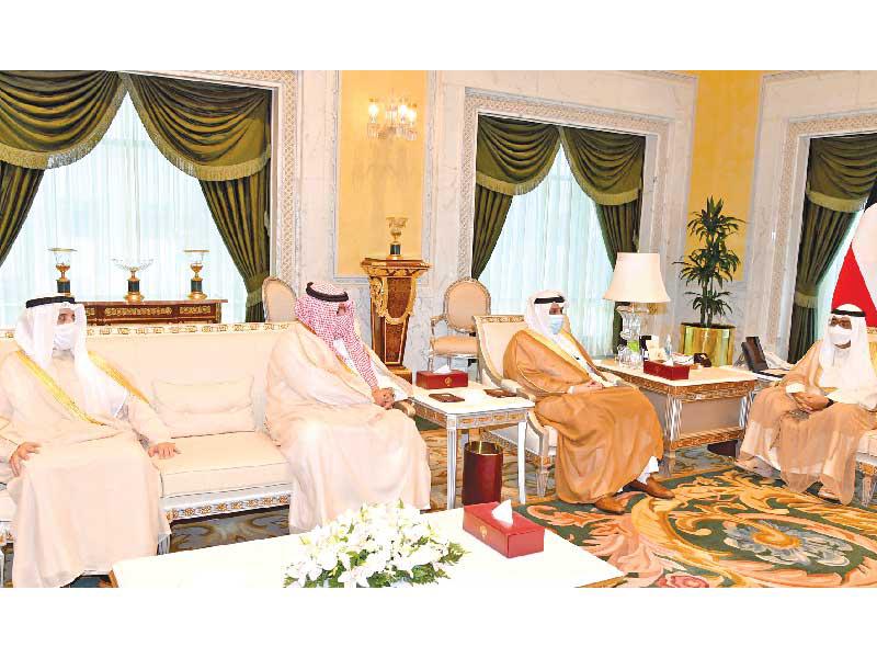 سمو ولي العهد الشيخ مشعل الأحمد مستقبلاً وزراء أمس