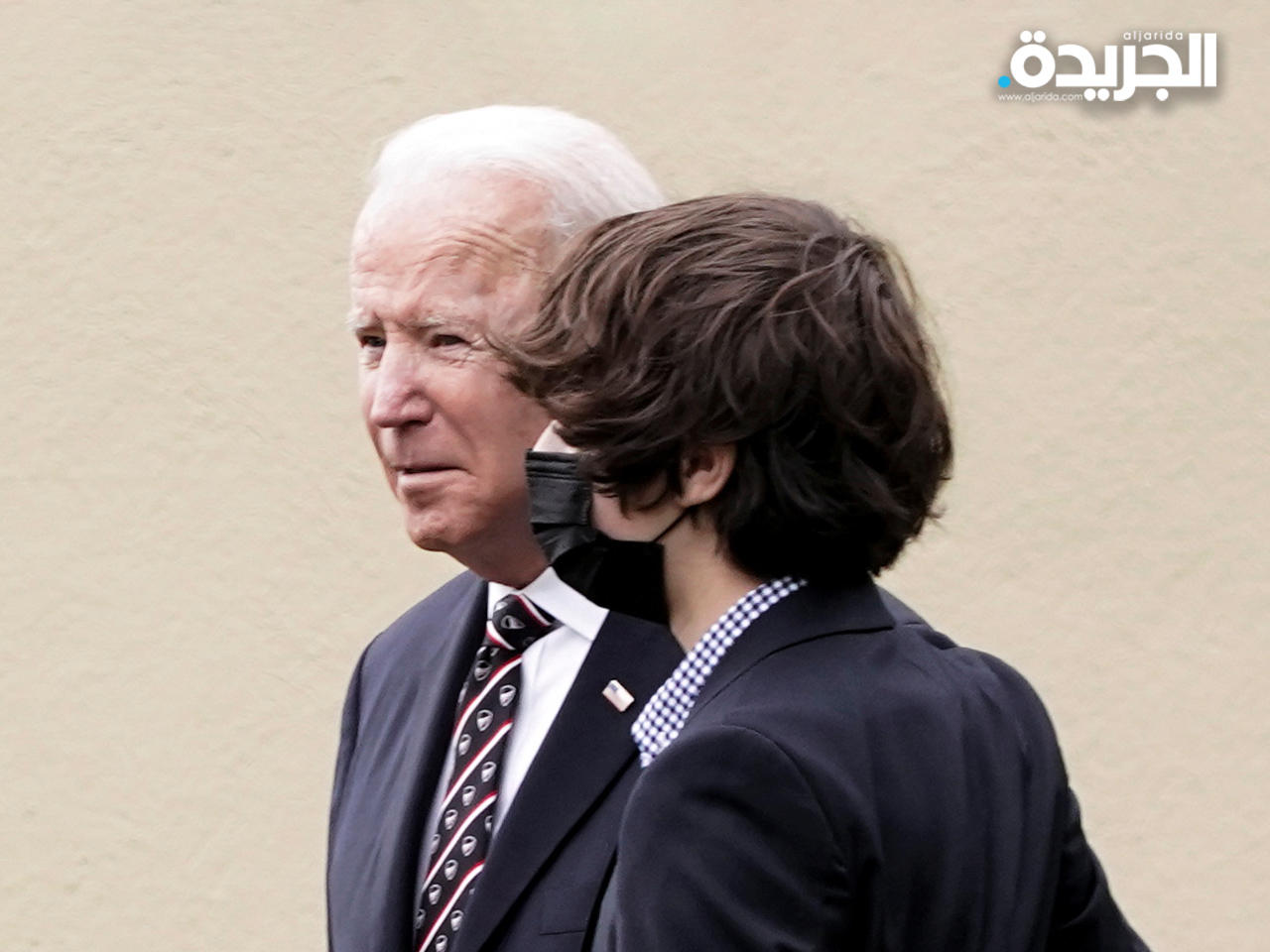 الرئيس الأمريكي وحفيده هانتر أثناء زيارة قبر بو بايدن