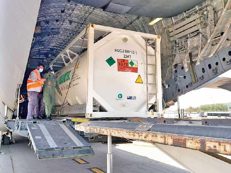 تحميل كميات الأكسجين الطبي في الطائرة العسكرية أمس