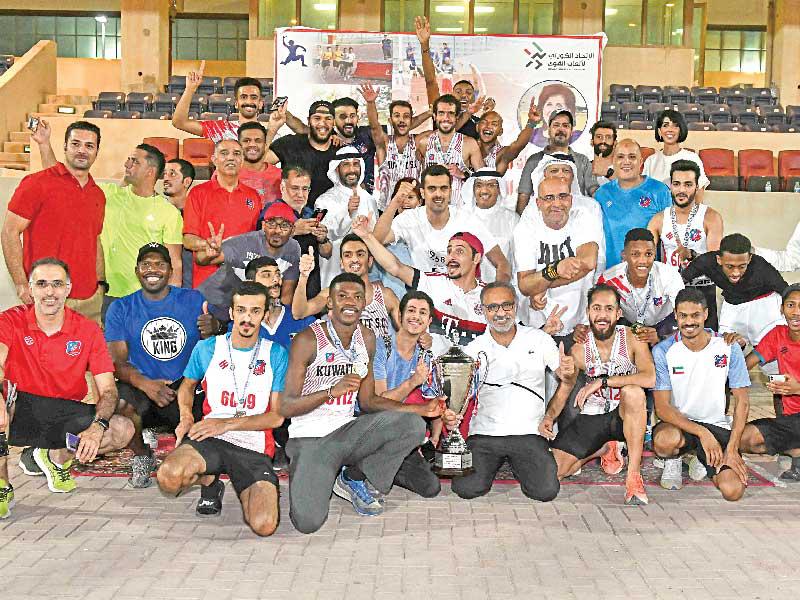 لاعبو الكويت يحتفلون بالتتويج