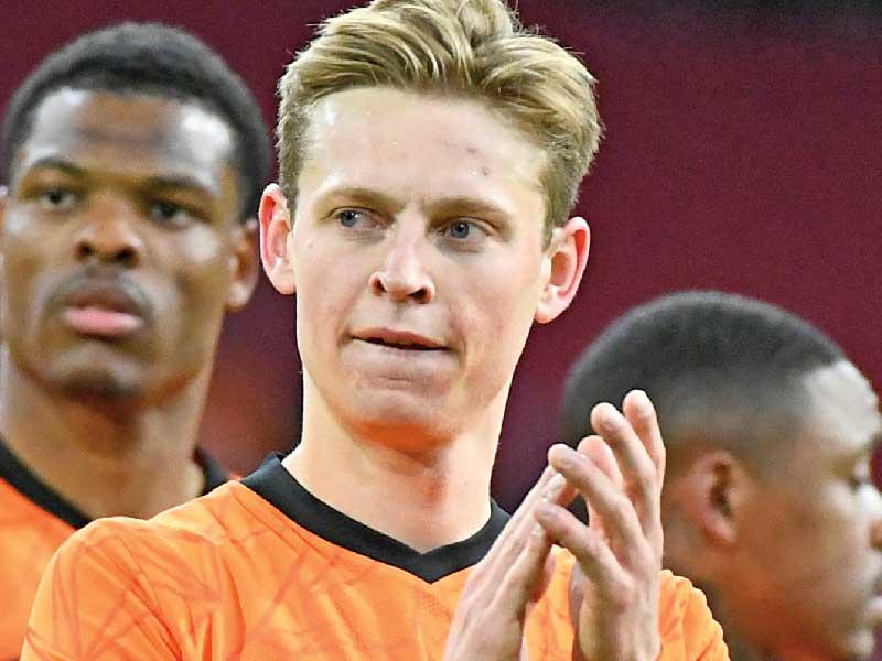 لاعب برشلونة  الهولندي فرينكي دي يونغ