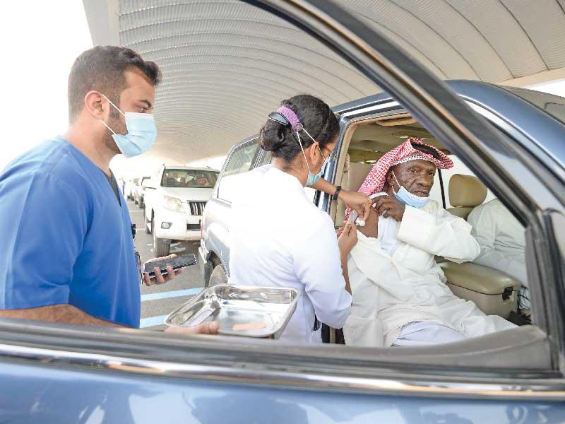 تطعيم أحد الأشخاص في مركز جسر جابر أمس (تصوير نوفل إبراهيم)