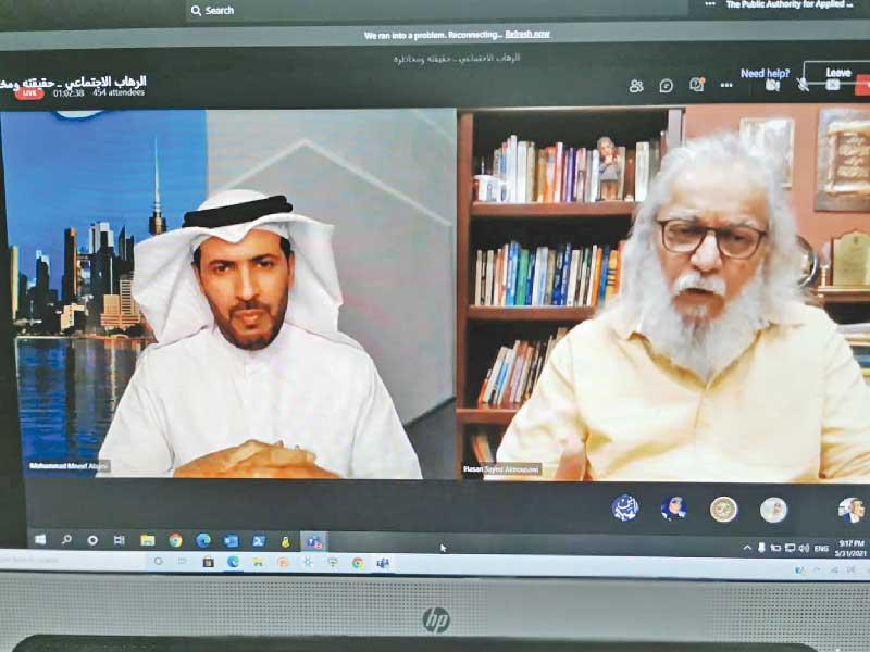  أستاذ علم النفس بقسم علم النفس د. حسن الموسوي، والأستاذ المشارك بقسم الدراسات الاجتماعية د. محمد العجمي خلال المحاضرة