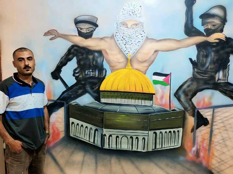 طه السيد بجانب الجدارية