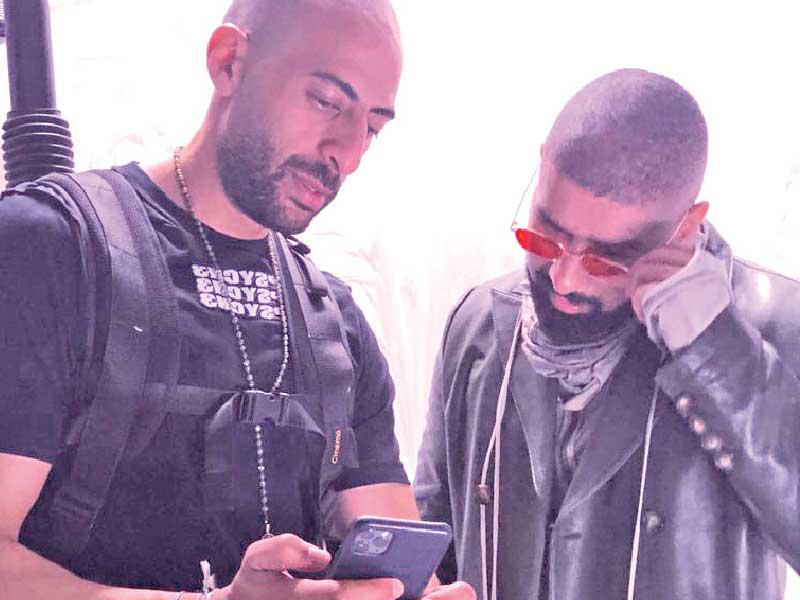 المخرج أحمد عبدالواحد وبدر الشعيبي في الكواليس