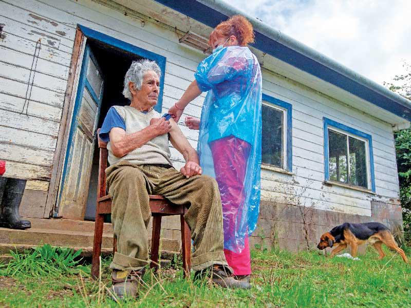 تطعيم في المنازل بتشيلي   (أ ف ب)