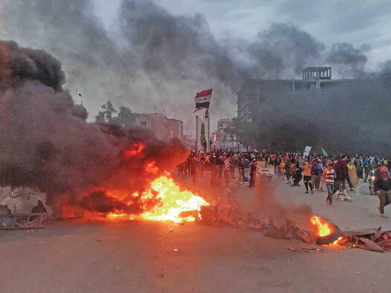 احتجاجات المئات من المتظاهرين العراقيين للمطالبة بفرص للتعيين وحل أزمة البطالة بمحافظة ذي قار جنوبي بغداد 