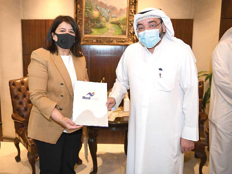 المرزوق يسلم وزيرة الأشغال العامة وزيرة الدولة لشؤون الاتصالات وتكنولوجيا المعلومات د. رنا الفارس توصيات المنتدى 