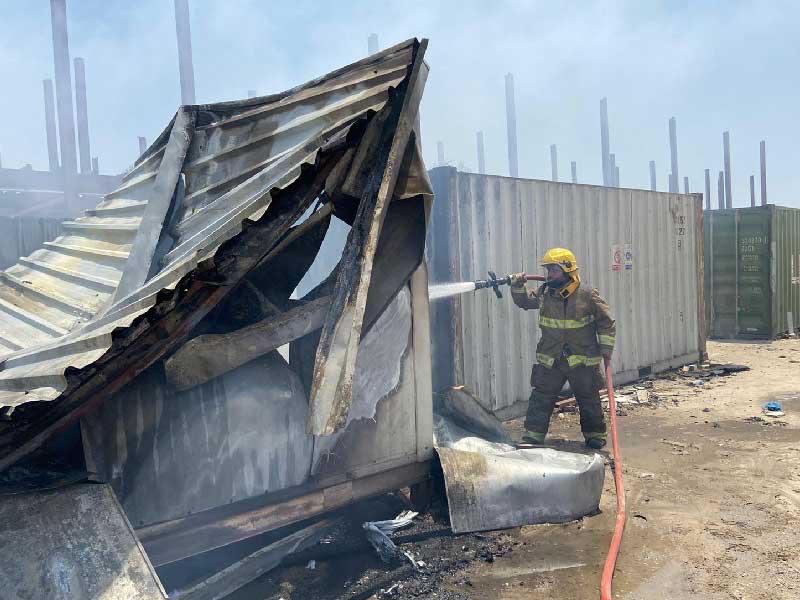 رجال الإطفاء يكافحون الحريق