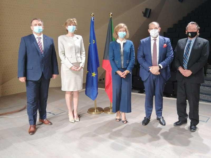 صورة جماعية للسفراء في الفعالية