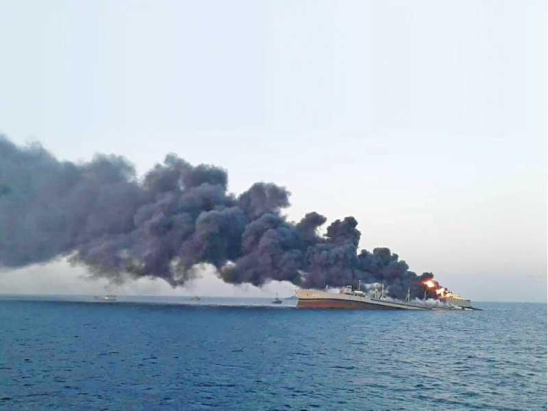 السحب السوداء تتصاعد من سفينة خارك في بحر عُمان    (رويترز)