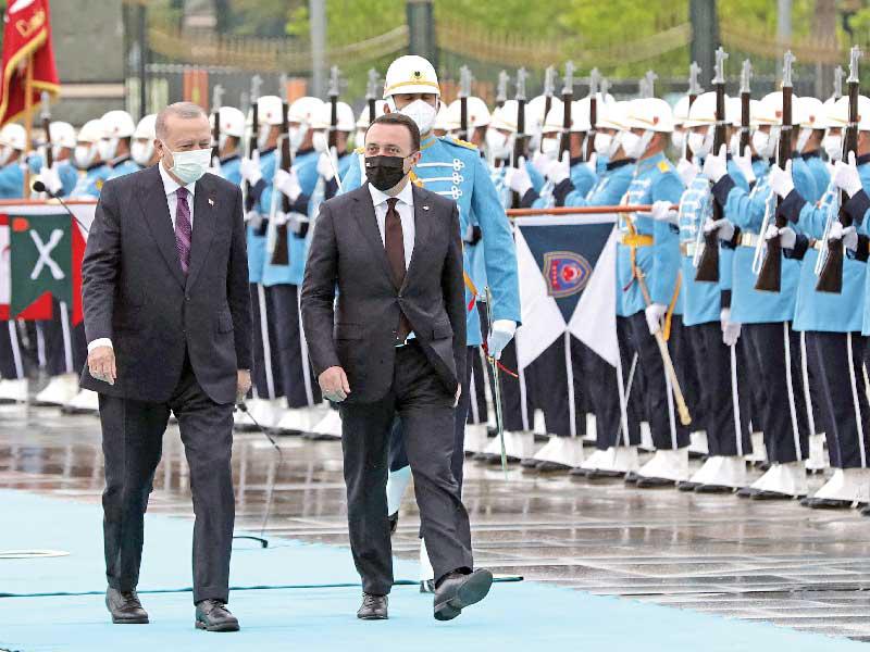 الرئيس التركي رجب طيّب إردوغان مستقبلاً رئيس وزراء جورجيا إيراكلي غاريباشفيلي في القصر الرئاسي بأنقرة أمس الأول  (ا ف ب)