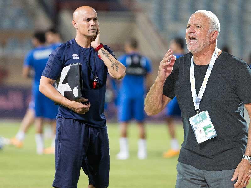 مدرب منتخبنا الوطني الأول لكرة القدم، الإسباني كاراسكو -  مدرب أستراليا غراهام أرنولد