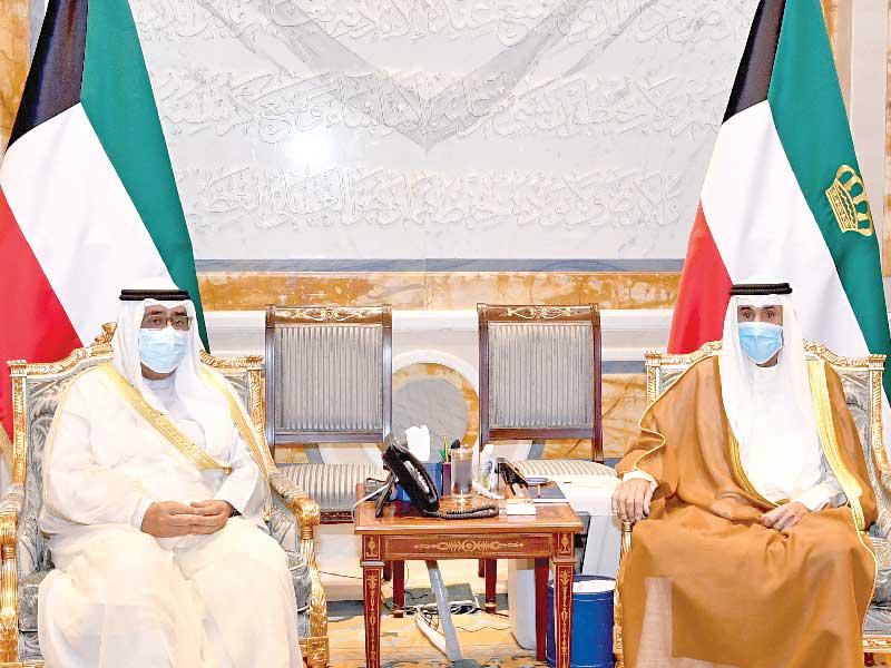 سمو أمیر البلاد الشیخ نواف الأحمد مستقبلاً  سمو ولي العهد الشیخ مشعل الأحمد أمس