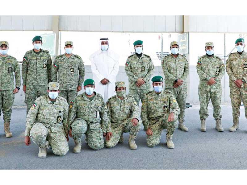  نائب رئيس الحرس الوطني الفريق أول متقاعد الشيخ أحمد النواف  مع رجال الحرس الوطني المكلفين تأمين أحد المواقع أمس