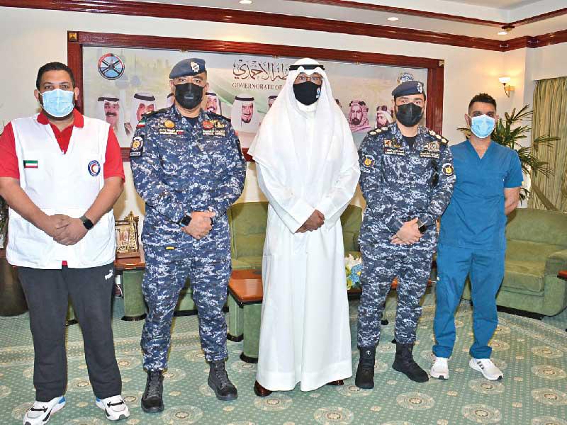  محافظ الاحمدي الشيخ فواز الخالد متوسطاً المكرمين