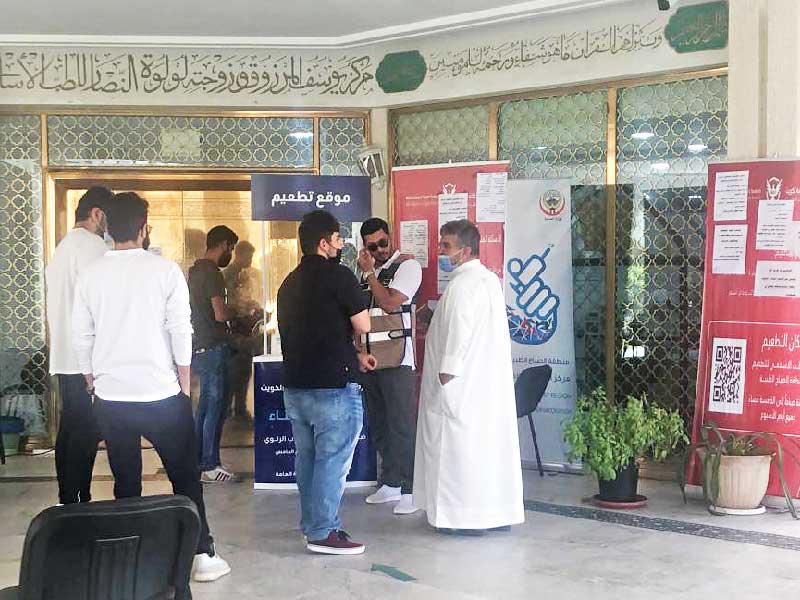 جانب من الطلبة أمام موقع التطعيم 