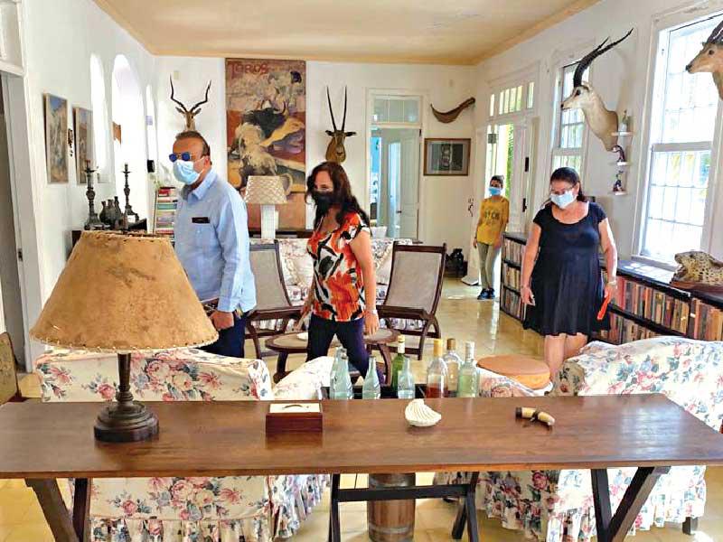 فاضل أثناء التجول في بيت همنغواي