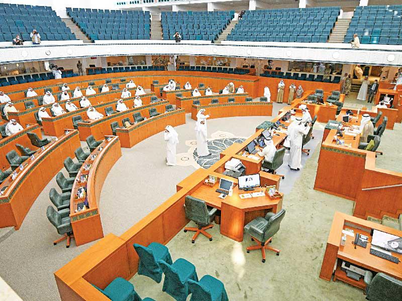 الغانم أثناء رفعه الجلسة الخاصة وسط احتجاج نيابي (تصوير نوفل إبراهيم)