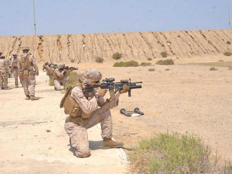 عناصر من مشاة البحرية السعودية والأميركية خلال تدريبات مشتركة في مدينة جدة أمس الأولt (واس)