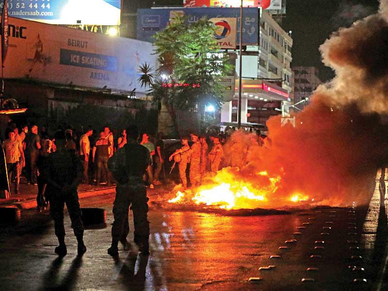 جانب من الاحتجاجات في بيروت مساء أمس الأول t(رويترز)