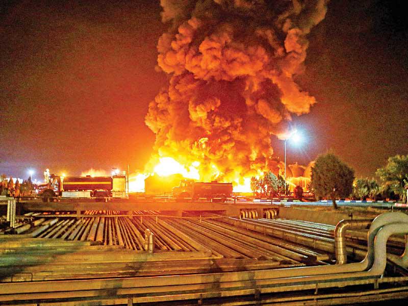النيران التي اندلعت في مصفاة النفط بطهران كما بدت أمس الأول (أ ف ب )
