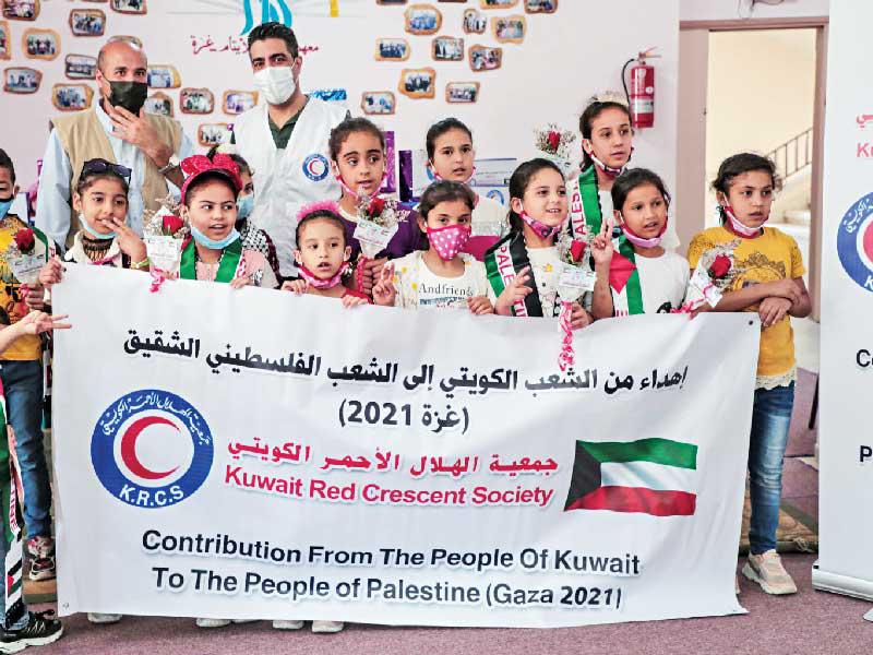 أطفال ايتام من غزة خلال توزيع الهدايا عليهم