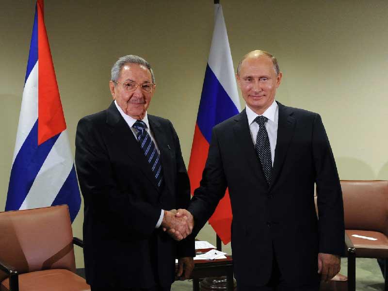 الرئيس الروسي فلاديمير بوتين مع الرئيس الكوبي السابق راؤول كاسترو 