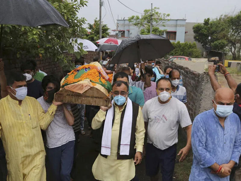 اغتيال السياسي راكيش بانديتا من الحزب الحاكم بكشمير