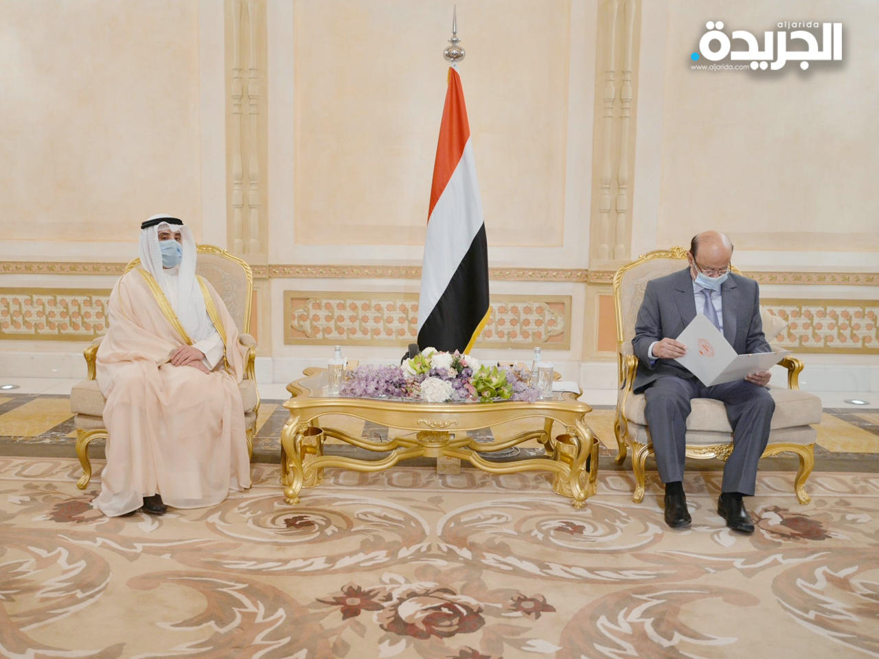 مبعوث الأمير خلال تسليم الرسالة إلى الرئيس اليمني أمس