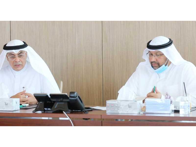 وكيل وزارة التربية د. علي اليعقوب والوكيل المساعد للتنمية التربوية فيصل المقصيد خلال الاجتماع مع موجهي العموم أمس