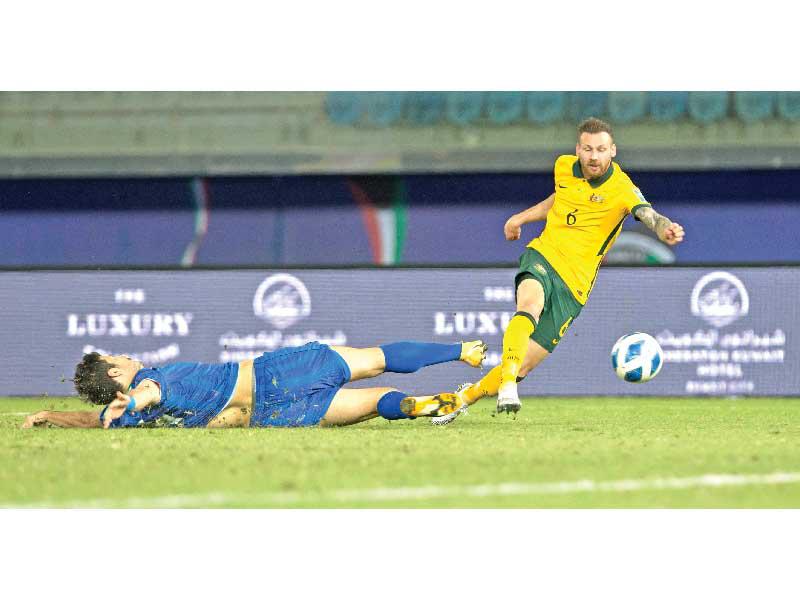 جانب من مباراة الكويت وأستراليا وفي الإطار كاراسكو