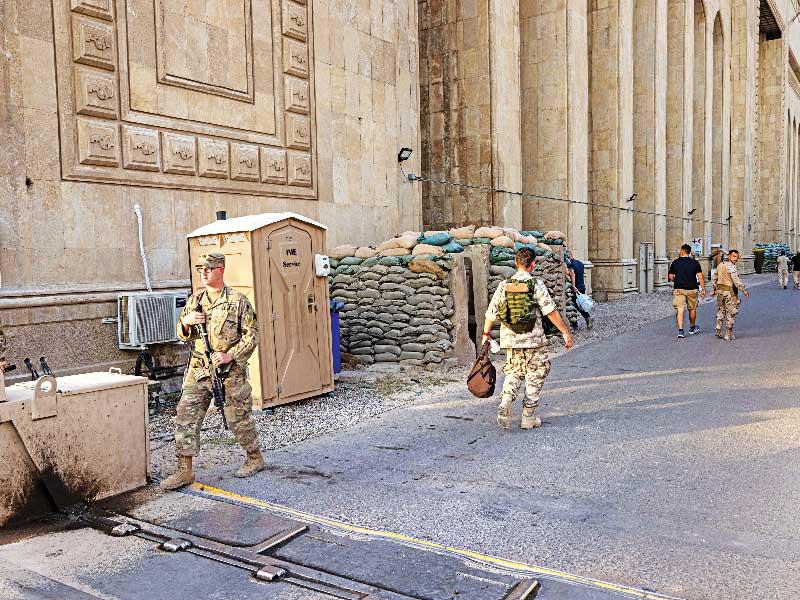 قوات أميركية داخل قاعدة عسكرية بـ»المنطقة الخضراء» وسط بغداد أواخر مايو الماضي         (أ ف ب)