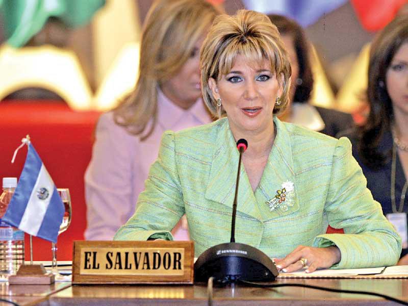 السيدة الأولى السابقة في السلفادور آنا ليجيا دي ساكا 