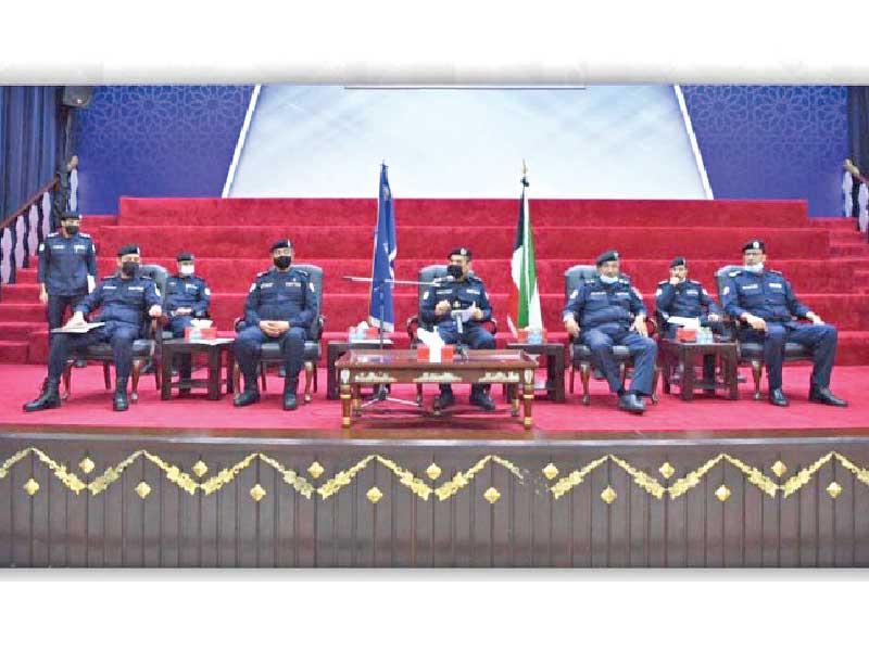 وكيل وزارة الداخلية المساعد لشؤون الأمن العام اللواء فراج الزعبي متحدثاً إلى الضباط 