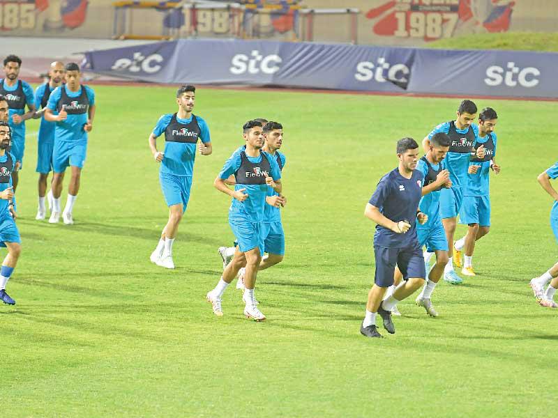 لاعبو الأزرق خلال التدريب