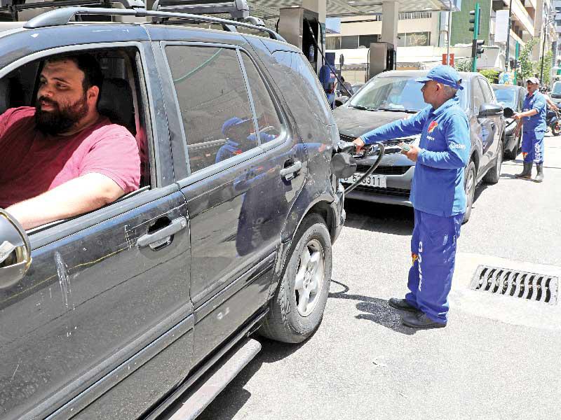 طابور بمحطة بنزين في ظل شح الوقود في بيروت       (رويترز)  