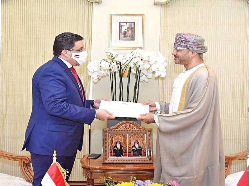 وزير الخارجية اليمني أحمد بن مبارك مع وزير خارجية سلطنة عمان بدر البوسعيدي