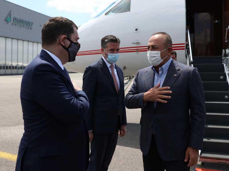  لحظة وصول وزير الخارجية التركي مولود جاووش أوغلو إلى فرنسا
