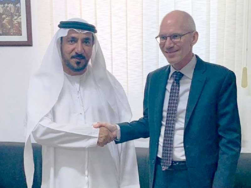 سفير الإمارات لدى الصومال محمد الحمادي مع المبعوث الخاص للأمين العام للأمم المتحدة إلى الصومال جيمس إسوان 