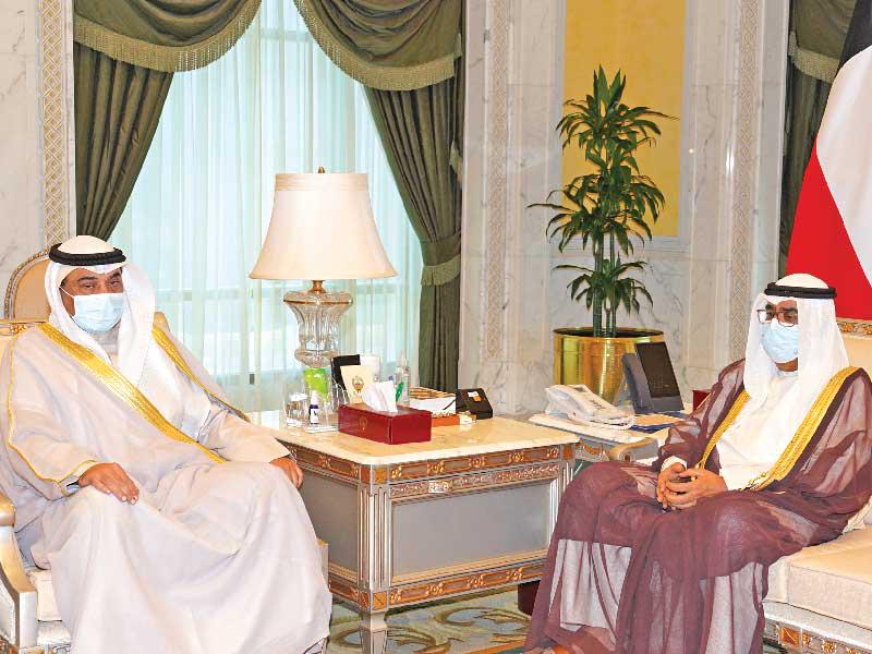  سمو ولي العهد الشيخ مشعل الأحمد مستقبلاً رئيس مجلس الوزراء سمو الشيخ صباح الخالد أمس 