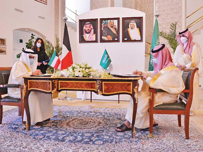 وزير الخارجية ونظيره السعودي خلال توقيع الاتفاقيات في الرياض أمس